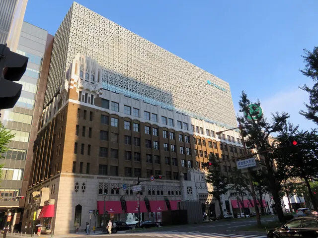 미도스지 거리에서 바라본 다이마루 신사이바시점 본관 외관